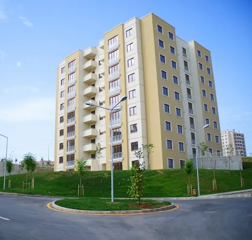 Bloc nou cu balcoane, cu gazon și drum liber în fața lui